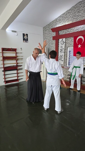 Aikizen Dojo'da yetişkin aikido teknik çalışması