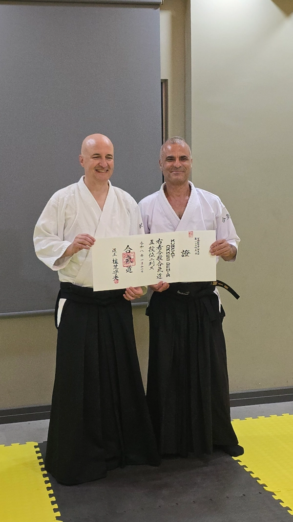 Dr. Bodo Rödel Shihan katılımcıya diploma takdim ederken