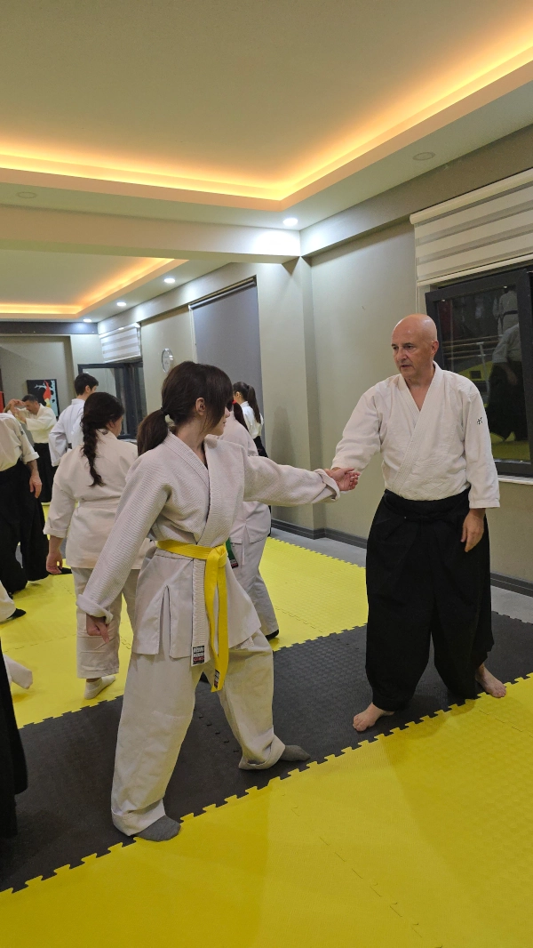 Dr. Bodo Rödel Aikido teknik anlatımı yaparken