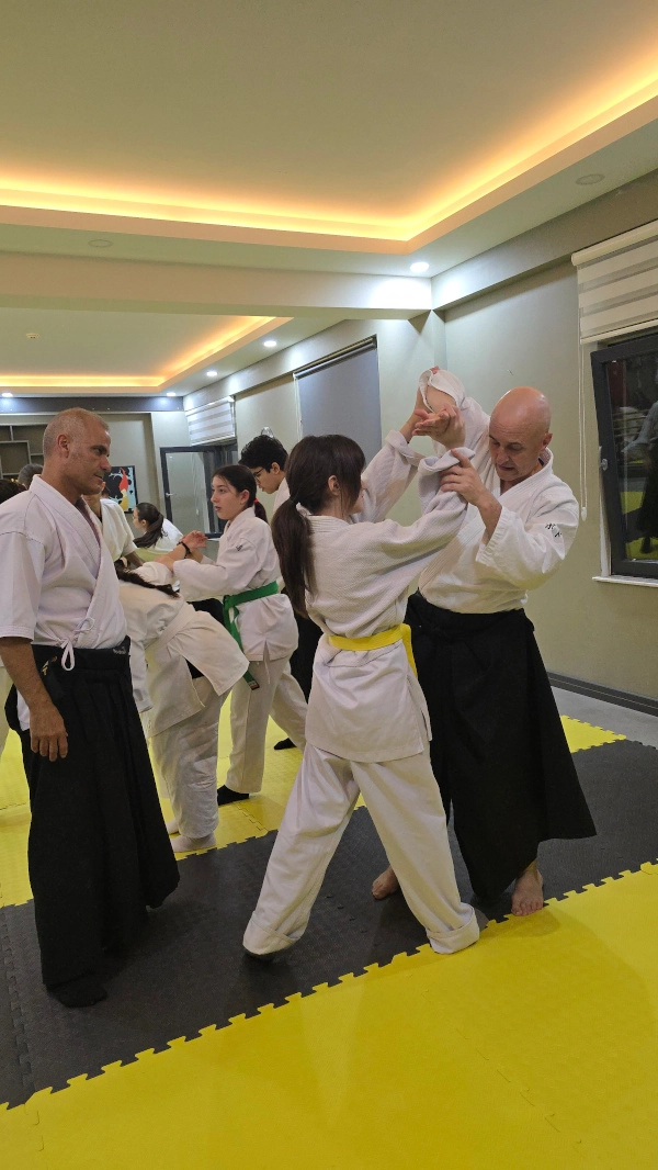 Aikizen Dojo öğrencileri seminer pratiği sırasında
