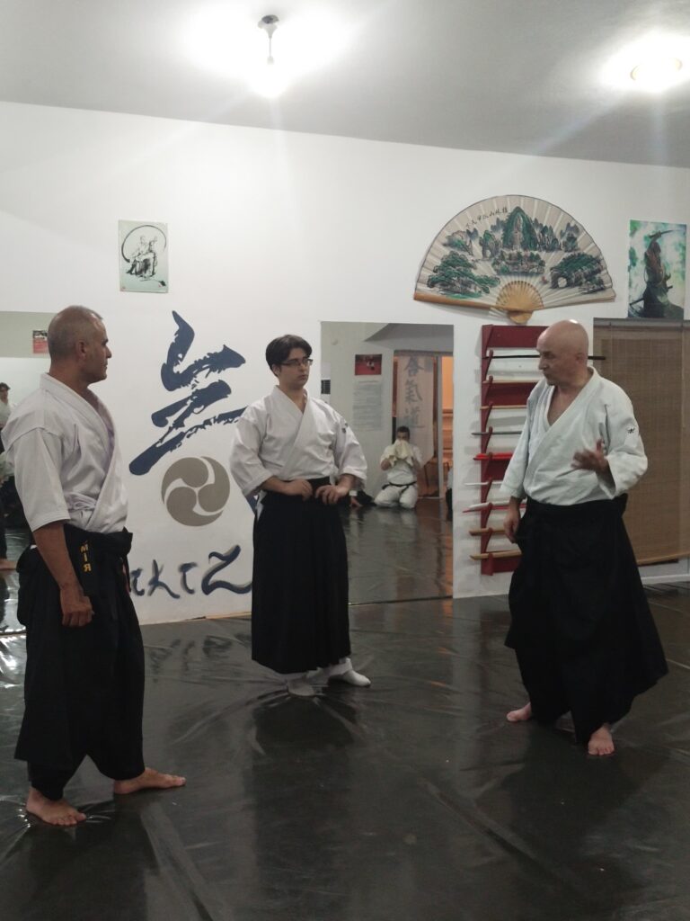 Kürşat Demir, Antalya Aikizen Dojo'da düzenlenen bir seminerde ünlü Aikido ustası Bodo Rödel Shihan ile teknik detayları tartışırken.